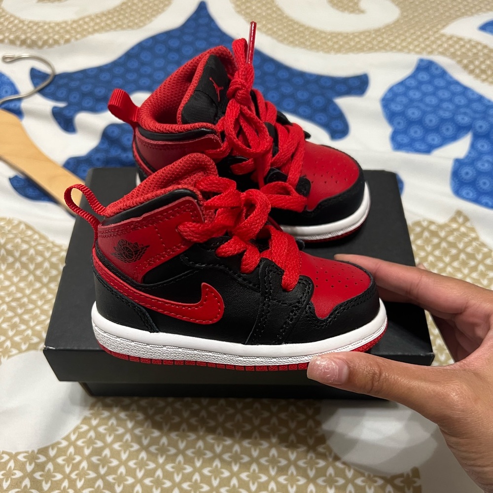 Jordan Retro 1s Mids Size 4C